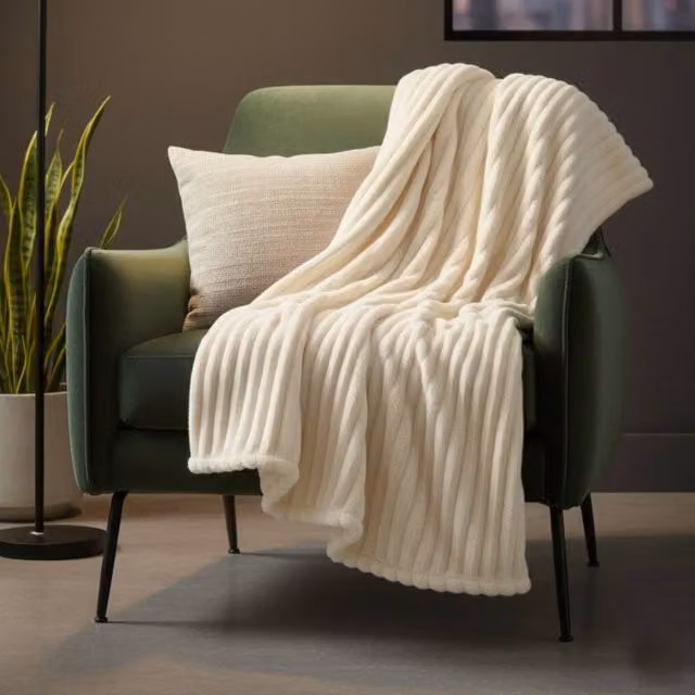 Snug City Chunky Ribbed Mink Throw in Cream, W/D/H: 150 x 200 cm