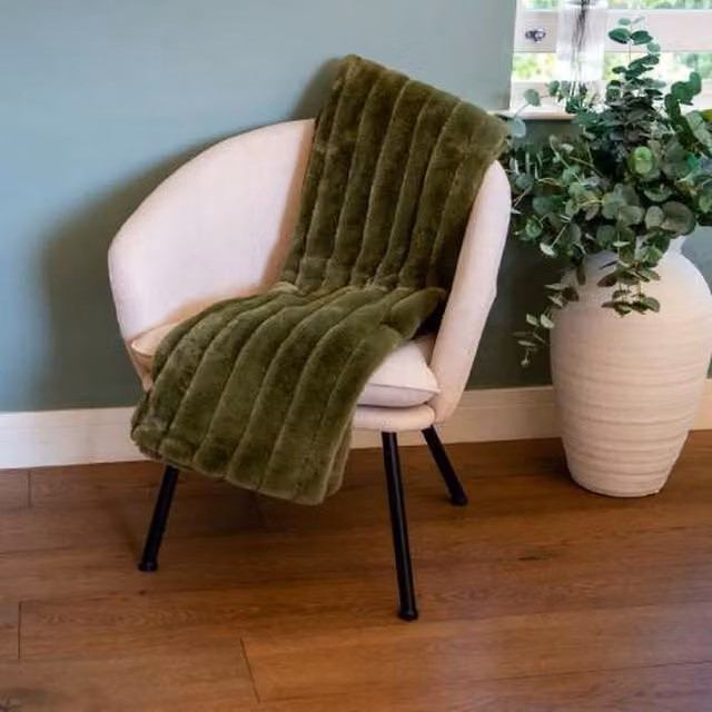 Madison & Mayfair Green Faux Fur Throw, W: 170 cm, D: 140 cm
