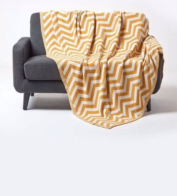Homescapes Mustard and White Cotton Knitted Geometric Chevron Throw, W/D/H: 130 x 170 cm