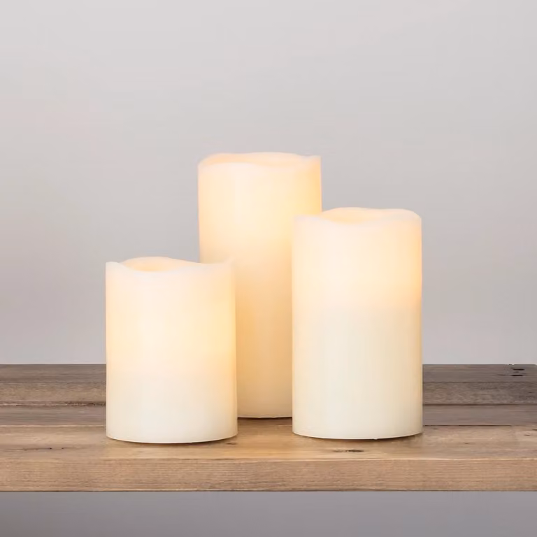 Lights4fun Set of 3 White Real Wax Battery Operated LED Pillar Candles with Timer and Flicker Effect