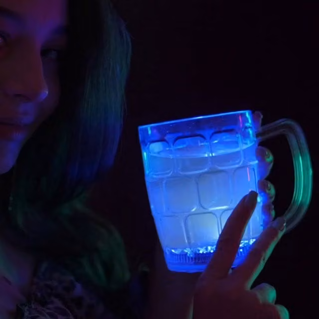 UltraByEasyPeasyStore 4 Pack LED Flashing Plastic Beer Mugs, Transparent and Multicolour, 568 ml