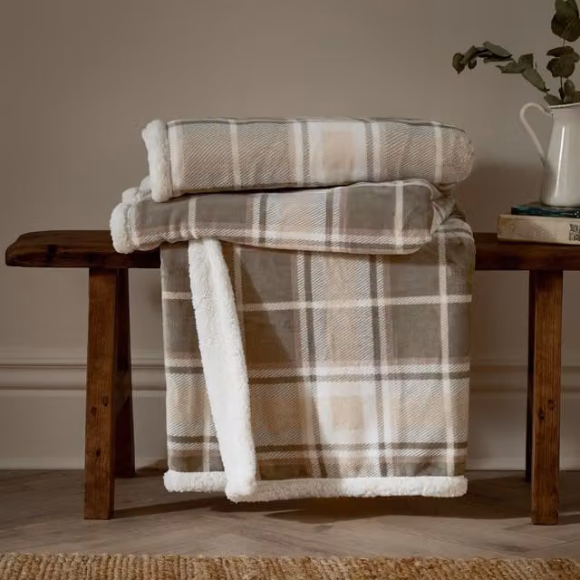 Braemar Sherpa Tartan Fleece Throw in Multicolour Checked Pattern