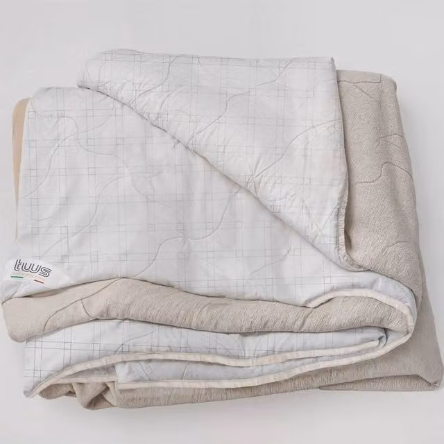 The White Stone Carbon Fiber Reversible Quilted Throw Blanket in Beige and White, W: 140 cm, D: 200 cm