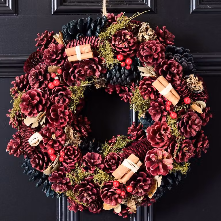 Dibor Cinnamon Pine Christmas Wreath with Star and Leaves in Red and Green, Diameter: 36 cm