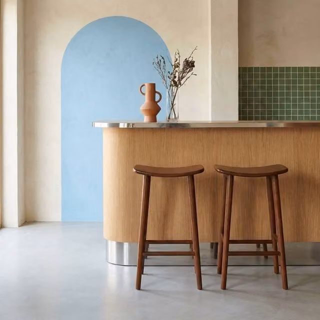 sweeek Set of 2 Vintage Rubberwood Bar Stools in Dark Brown, H 66 cm x W 31 cm x D 46 cm