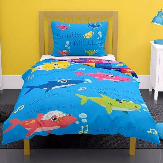 Baby Shark Doo Doo Reversible Duvet Cover and Pillowcase Set in Blue, W/D/H: 90 x 190 cm