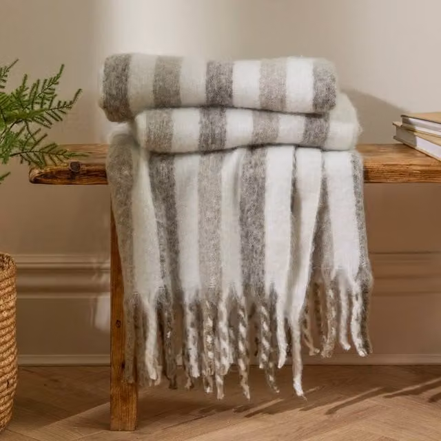 Wylder Beechwood Riva Home Woven Striped Cotton Throw in Grey, W/D/H: 140 x 180 cm