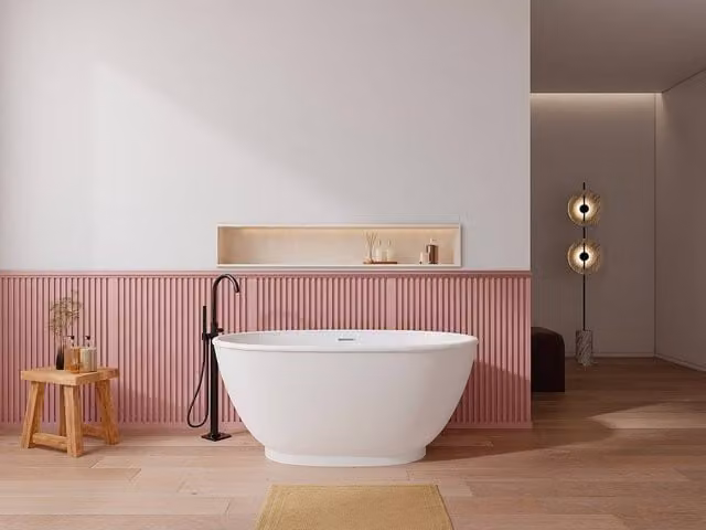 Vente-unique Oval Freestanding Acrylic Bathtub in Gloss White, W/D/H: 130 x 70 x 57 cm