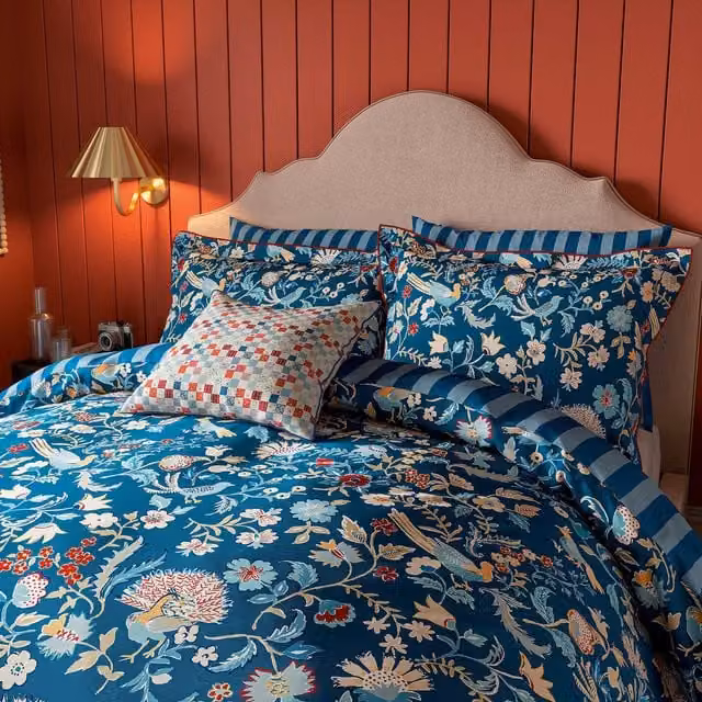 Land & Shore Seaforde Super Kingsize Cotton Duvet Cover and Pillowcase Set, Blue/Red Floral Nature Design, 200 x 200 cm