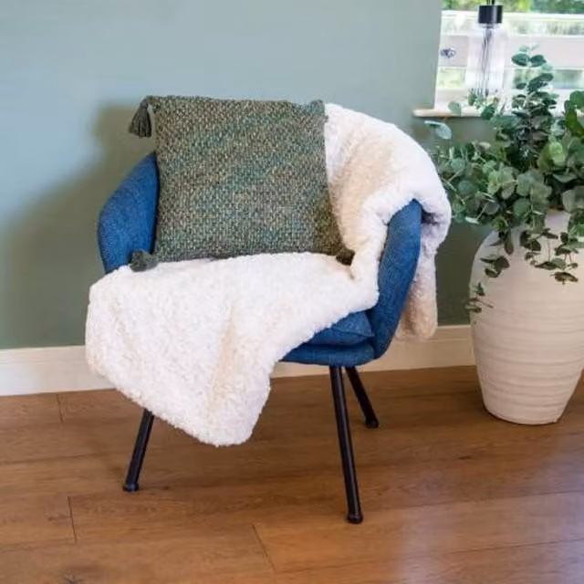 Madison & Mayfair Cream Faux Fur Throw, W/D/H: 170 x 140 x 140 cm