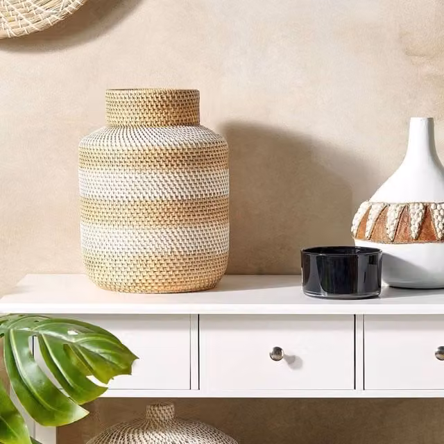 Wyld and Coco Handmade Round Rattan Tabletop Vase in Beige and White, W: 26 cm, D: 26 cm, H: 36 cm