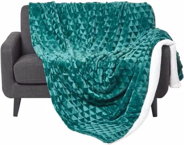Homescapes Geometric Triangle Velvet Throw, Green, 230 cm
