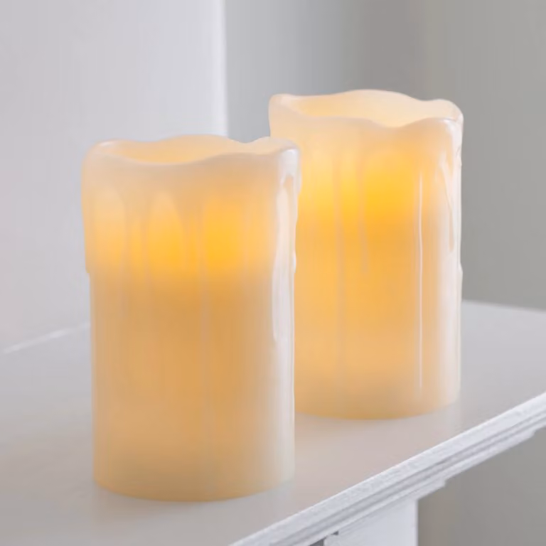 Lights4fun Set of 2 White Dripping Wax Church Pillar LED Candles with Timer and Flicker Effect