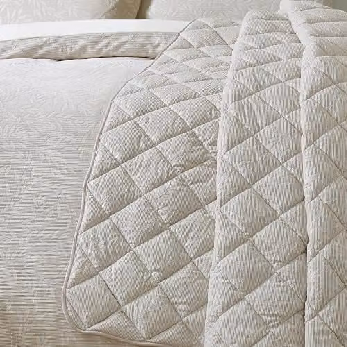 Catherine Lansfield Corded Leaves Quilted Bedspread in Gold, W/D/H: 240 x 260 cm
