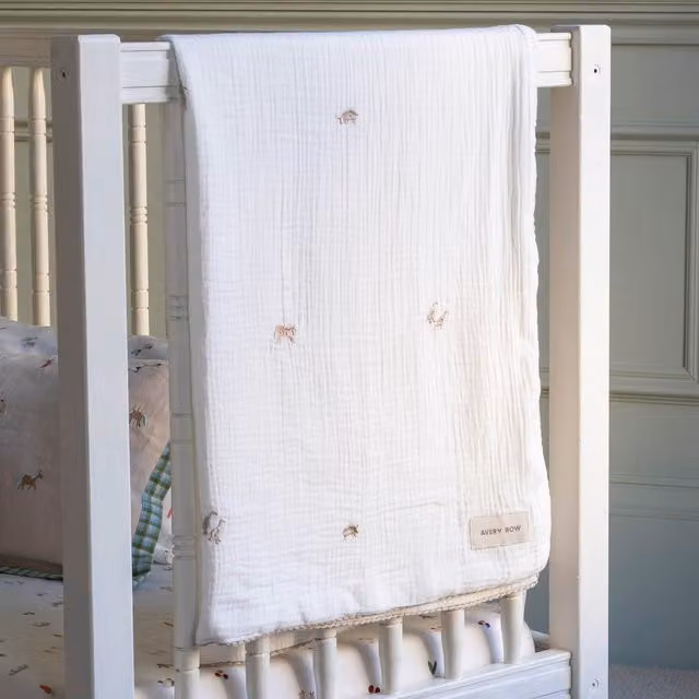 Avery Row Little Farm Embroidered Organic Cotton Muslin Blanket in White, W/D: 110 x 80 cm