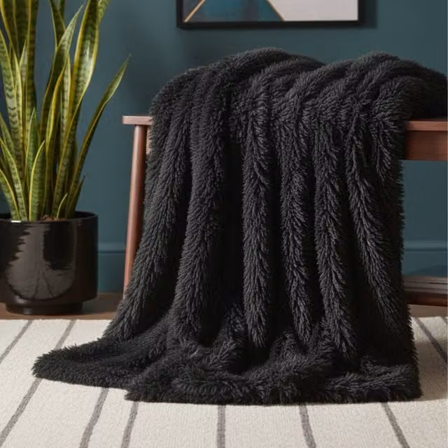 Snug City Extra Fluffy Plush Throw Blanket in Black, W/D/H: 150 x 200 cm