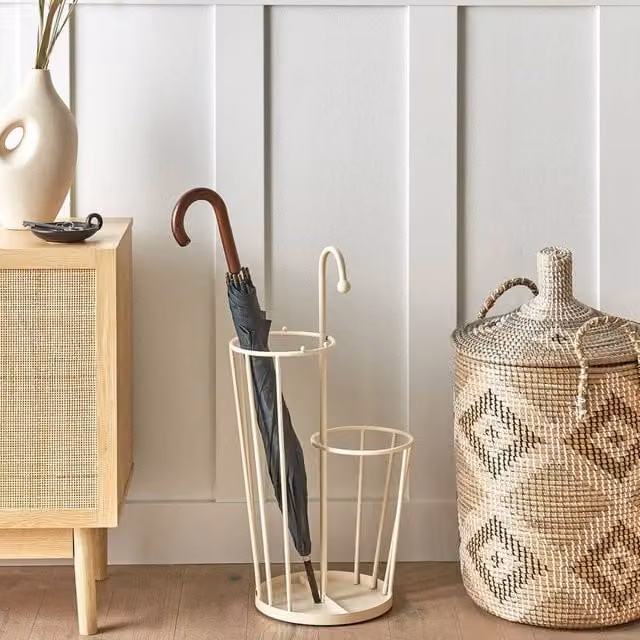 Wyld and Coco Metal Umbrella Stand in Beige, Modern Freestanding Hallway Organiser, H: 70.0 cm, W: 26.0 cm, D: 1.0 cm
