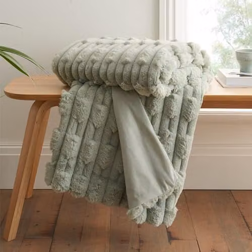 Bianca Carved Faux Fur Throw Green W/D/H: 150 x 200 cm