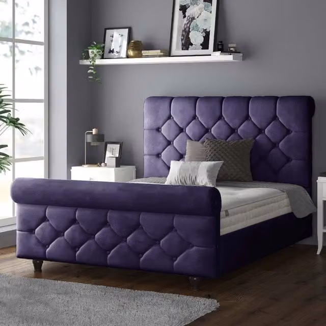 IH Design Jasmine Chesterfield Sleigh Bed Frame in Purple Plush Velvet, W/D/H: 140 x 200 cm
