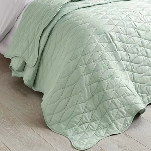 Catherine Lansfield Scallop Waves Quilted Bedspread Green W/D: 240 x 260 cm