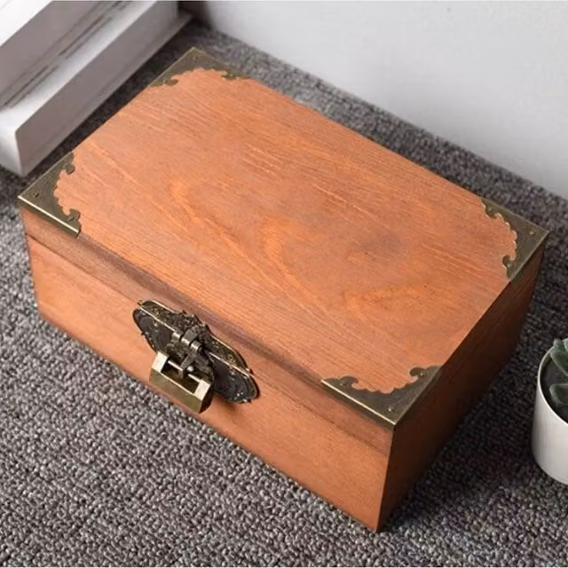 KORVIXA Vintage Lockable Wooden Gift Box Organizer in Brown, W/D/H: 22 x 14 x 9.5 cm