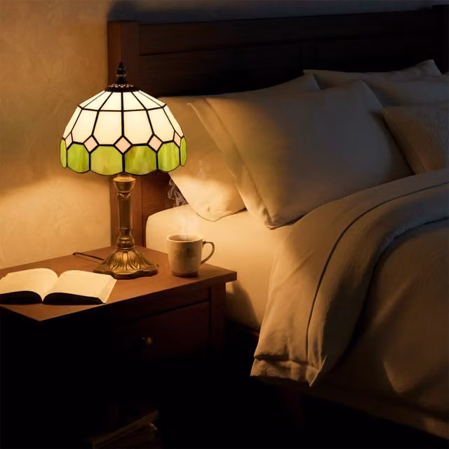 HOMCOM Art Deco Handmade Stained Glass Table Lamp in Green, White and Bronze